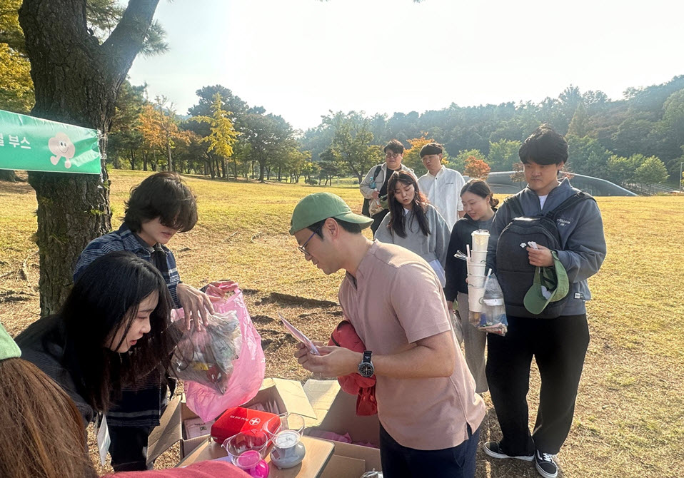 플로깅 참여자들이 주워온 쓰레기를 수거하고 있다.