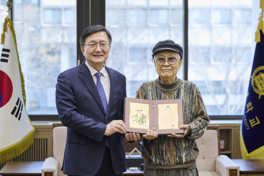 유홍림 총장과 한상훈 동문이 감사패 전달식 기념 촬영을 하고 있다.