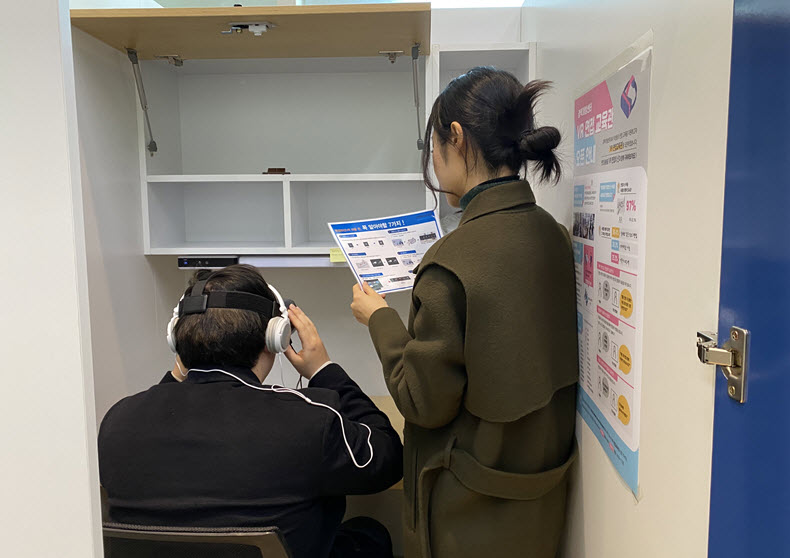 경력개발센터의 VR 면접 교육관에서 면접 연습을 해보고 있다./경력개발센터 제공